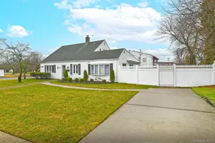 38 Moss Ln, Levittown, NY 11756 - Photo 2