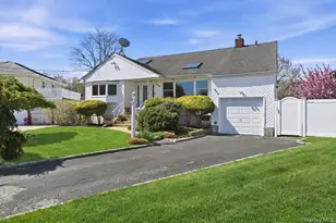 1600 Milburn Ct, Wantagh, NY 11793 - Photo 2