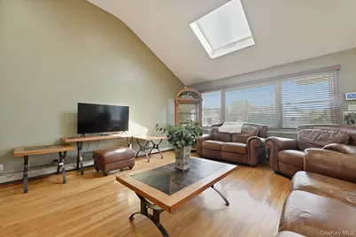 1600 Milburn Court, Wantagh, NY 11793 - Photo 4