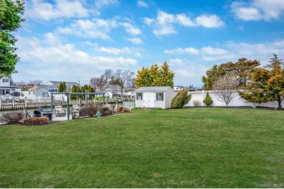 34 Secatogue Lane E, West Islip, NY 11795 - Photo 12