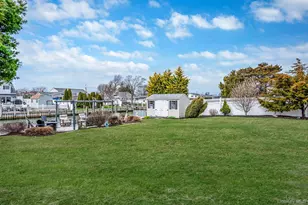 34 Secatogue Ln E, West Islip, NY 11795 - Photo 12