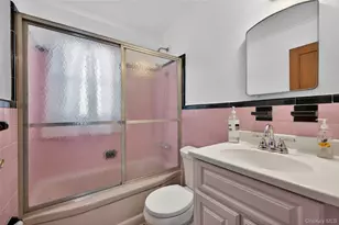 37 Manhattan Ave, Westbury, NY 11590 - Photo 16