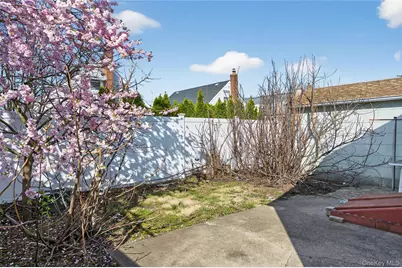 37 Manhattan Avenue, Westbury, NY 11590 - Photo 20