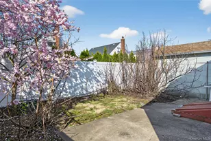 37 Manhattan Ave, Westbury, NY 11590 - Photo 20