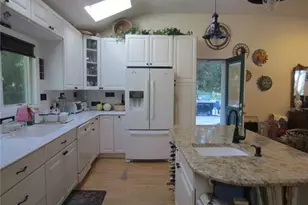 7 Bluebird Ln, Huntington, NY 11743 - Photo 6