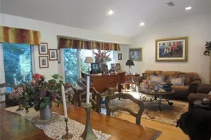 7 Bluebird Ln, Huntington, NY 11743 - Photo 4