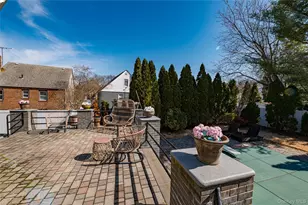 28 Clifford Ct, Malverne, NY 11565 - Photo 32