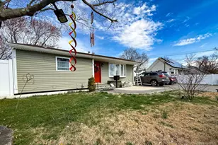 13 E Walnut St, Central Islip, NY 11722 - Photo 2