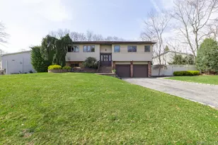 7 Quincy Ln, Smithtown, NY 11787 - Photo 2