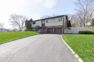 7 Quincy Ln, Smithtown, NY 11787 - Photo 4