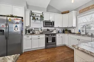 545 Marcellus Rd, Williston Park, NY 11596 - Photo 16