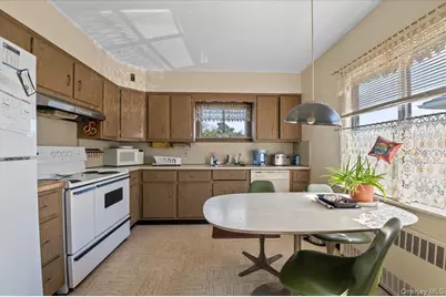 450 Chestnut Lane, East Meadow, NY 11554 - Photo 10