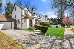 5 Burbury Ln, Great Neck, NY 11023 - Photo 2