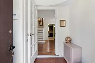 5 Burbury Ln, Great Neck, NY 11023 - Photo 4