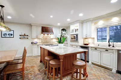 330 Chestnut Drive, East Hills, NY 11576 - Photo 10