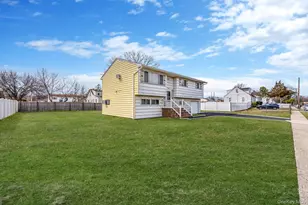 42 Centerwood St, West Babylon, NY 11704 - Photo 2