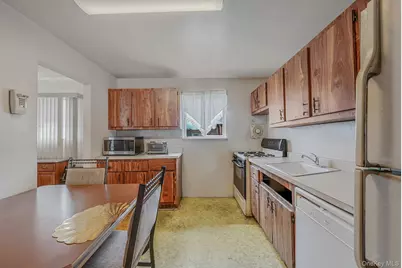 42 Centerwood Street, West Babylon, NY 11704 - Photo 8