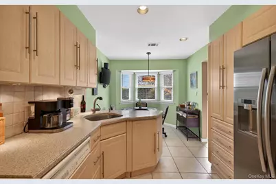 37 Aspen Drive W #37, Woodbury, NY 11797 - Photo 8