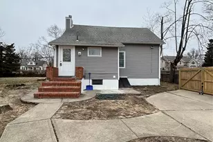 26 Roslyn St, Islip Terrace, NY 11752 - Photo 2