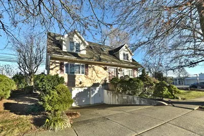 300 Pennsylvania Avenue, Mineola, NY 11501 - Photo 2