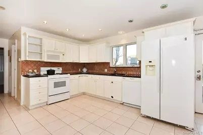 300 Pennsylvania Avenue, Mineola, NY 11501 - Photo 8