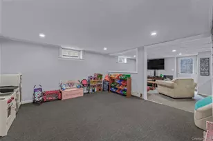 77 N Summit Ave, Patchogue, NY 11772 - Photo 22