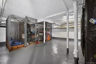 13 W Mill Dr, Great Neck, NY 11021 - Photo 18