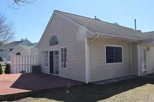 202 Gothic Cir, Manorville, NY 11949 - Photo 4