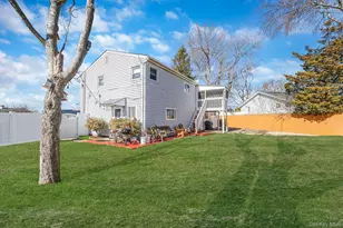 27 Trader Ln, Brentwood, NY 11717 - Photo 2