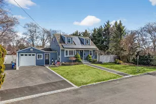 49 Maple Dr, Deer Park, NY 11729 - Photo 2