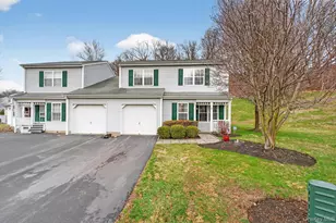 27 Tall Tree Ln, Poughkeepsie, NY 12601 - Photo 2