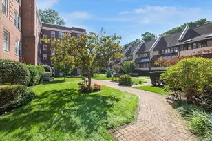 90 Knightsbridge Rd, Great Neck, NY 11021 - Photo 18