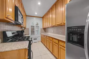 90 Knightsbridge Rd, Great Neck, NY 11021 - Photo 8