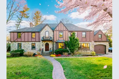 18 Robin Way, Great Neck, NY 11021 - Photo 1