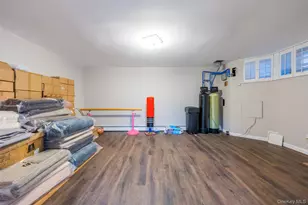 18 Robin Way, Great Neck, NY 11021 - Photo 20