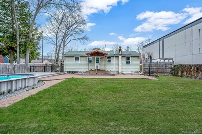 317 Centre Avenue, Lindenhurst, NY 11757 - Photo 10