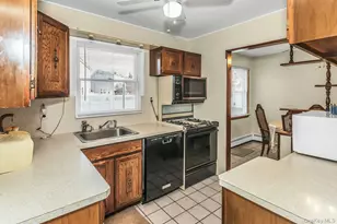 247 Knollwood Ln, Seaford, NY 11783 - Photo 10