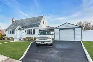 247 Knollwood Ln, Seaford, NY 11783 - Photo 2