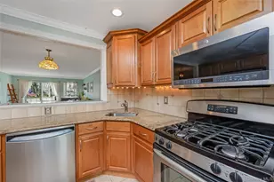 10 Glen Hollow Rd, Holtsville, NY 11742 - Photo 4