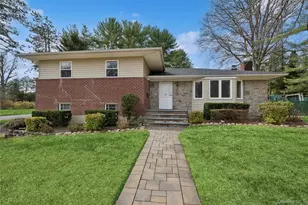 6 Viola Dr, Glen Cove, NY 11542 - Photo 2