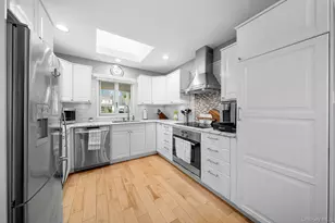 9 Ballad Ln, Stony Brook, NY 11790 - Photo 8