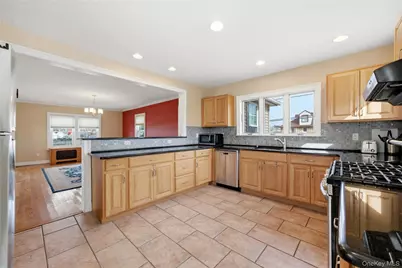 264 S Bayview Avenue, Amityville, NY 11701 - Photo 4