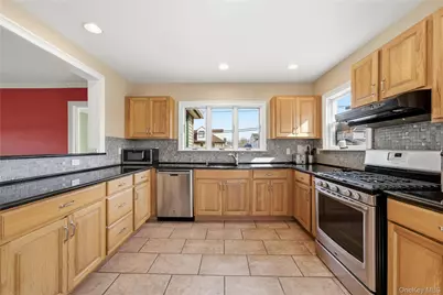 264 S Bayview Avenue, Amityville, NY 11701 - Photo 6