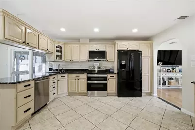 20 Newark Street, Lindenhurst, NY 11757 - Photo 6