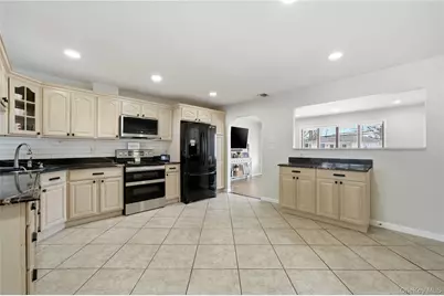 20 Newark Street, Lindenhurst, NY 11757 - Photo 8