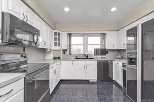 84 Horton Pl, Syosset, NY 11791 - Photo 10