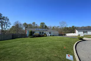 4 Mews Ct, Holtsville, NY 11742 - Photo 2