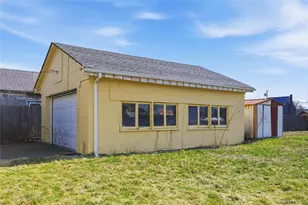 71 Orchard St, Lindenhurst, NY 11757 - Photo 8