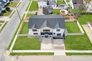 36 Jupiter Ln, Levittown, NY 11756 - Photo 2