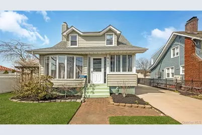 62 W 1st Street, Freeport, NY 11520 - Photo 2